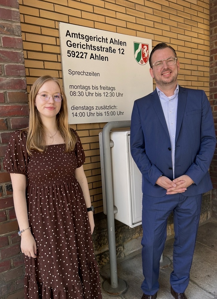 Foto: Katharina Lakenbrink und Ole Wulff vor dem Eingang des Amtsgerichts