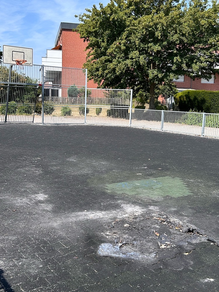 Foto: Kleinspielfeld mit zerstörter Fläche