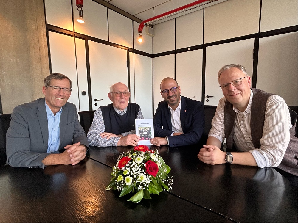 Helmut Neumann (2.v.l.) überreicht Bürgermeister Matthias Harman die erste Ausgabe seiner Lebenserinnerungen. Unterstützung bekam der 86-jährige von seinen Freunden Ludger Diekmann (l.) und Martin Frost (r.). Foto: Buchpräsentation
