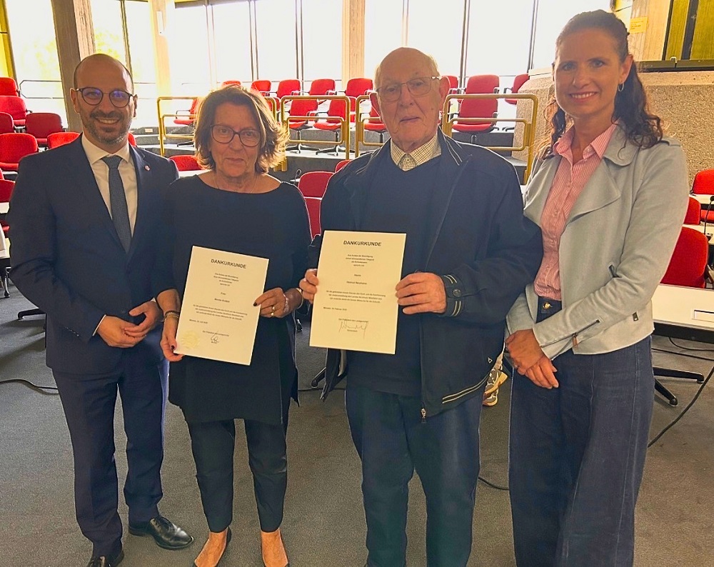 Amtsgerichtsdirektorin Ines Neuhaus (r.) und Bürgermeister Matthias Harman (l.) überreichten den ausscheidenden Schiedsleuten Benita Andela und Helmut Neumann Dankurkunden.