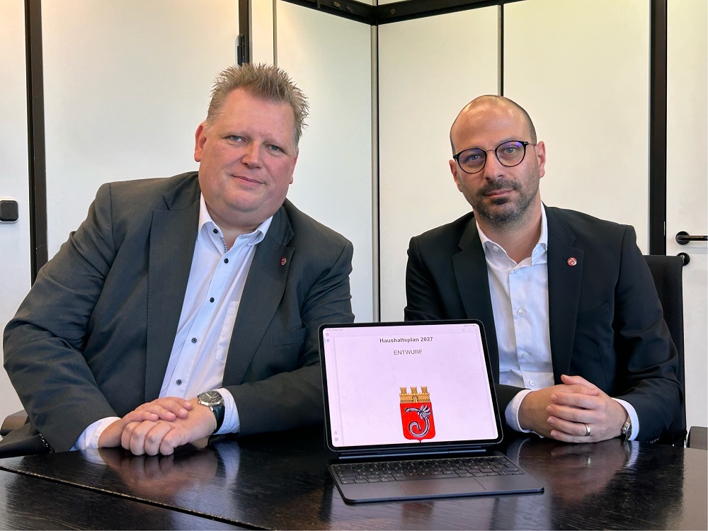 Kämmerer Dirk Schlebes (l.) und Bürgermeister Matthias Harman stellten den Planentwurf vor.