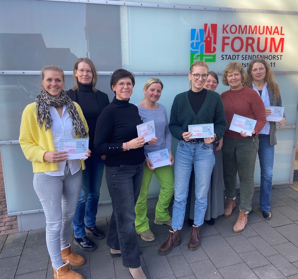 Elisa Spreemann (l.) und ihre Kolleginnen Gleichstellungsbeauftragte aus dem Kreis machen auf die ungleiche Bezahlung von Frauen und Männern aufmerksam.