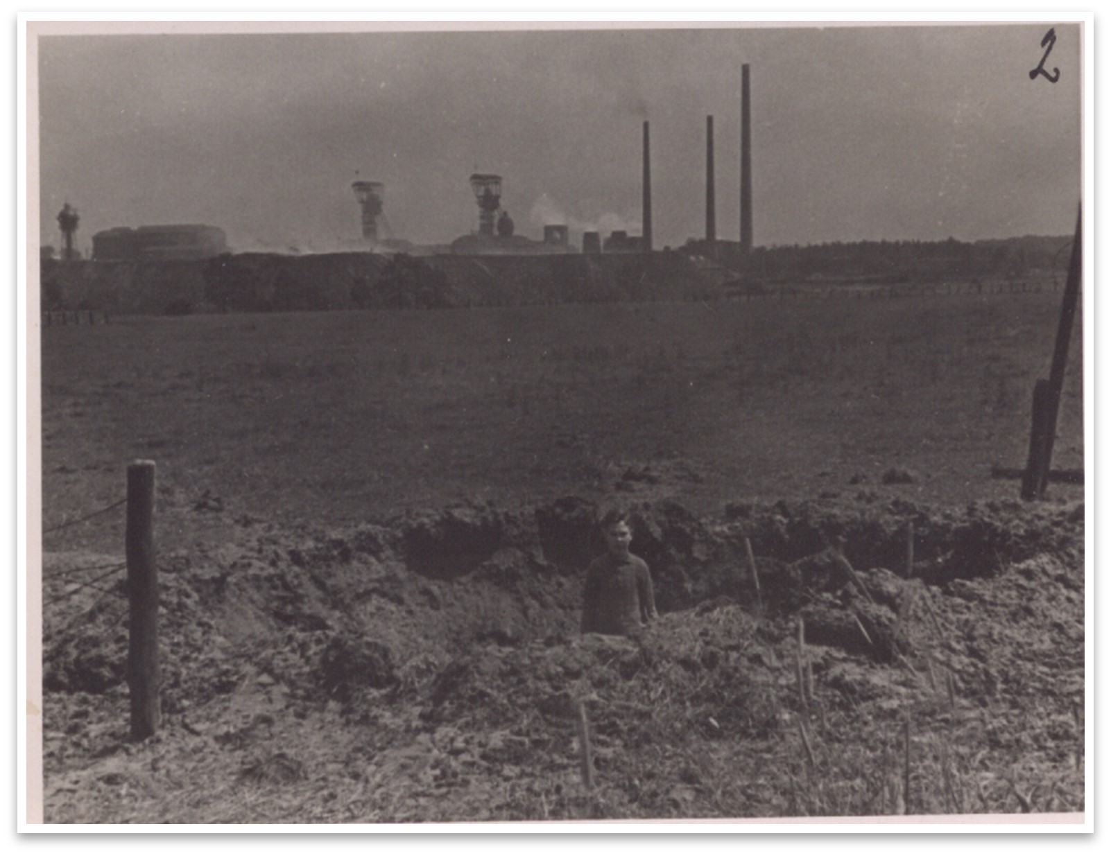 Foto: Bombenkrater in der Nähe der Zeche Westfalen  (KAW, Stadt Ahlen C, 128)