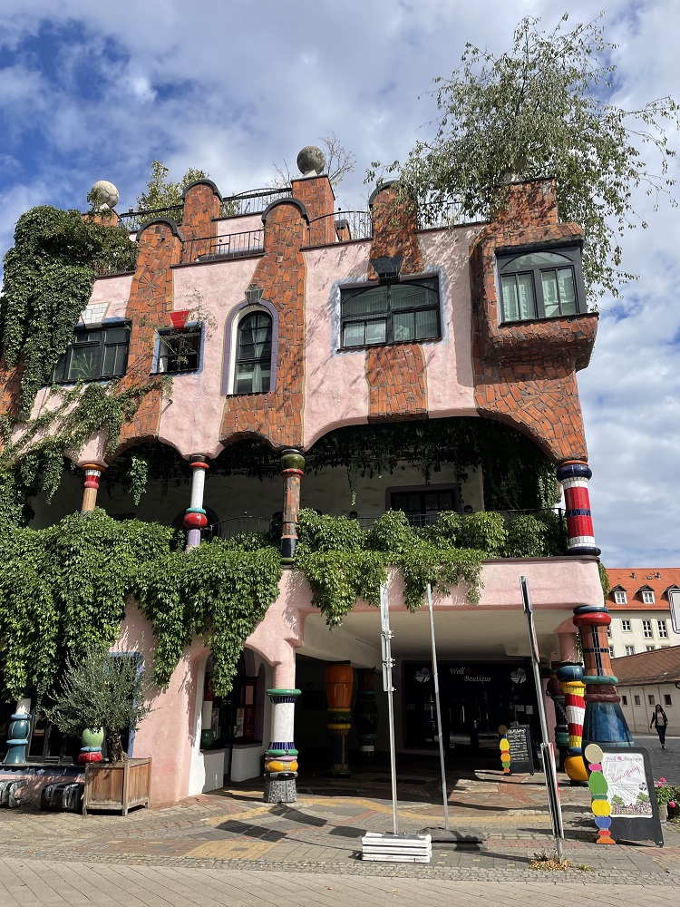 Foto: Haus mit begrünten Balkonen