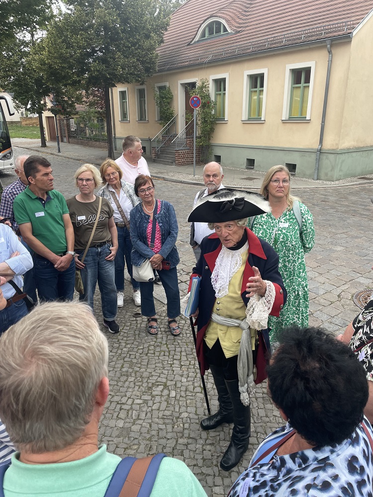Foto: Gruppenbild mit einem Redner in Tracht