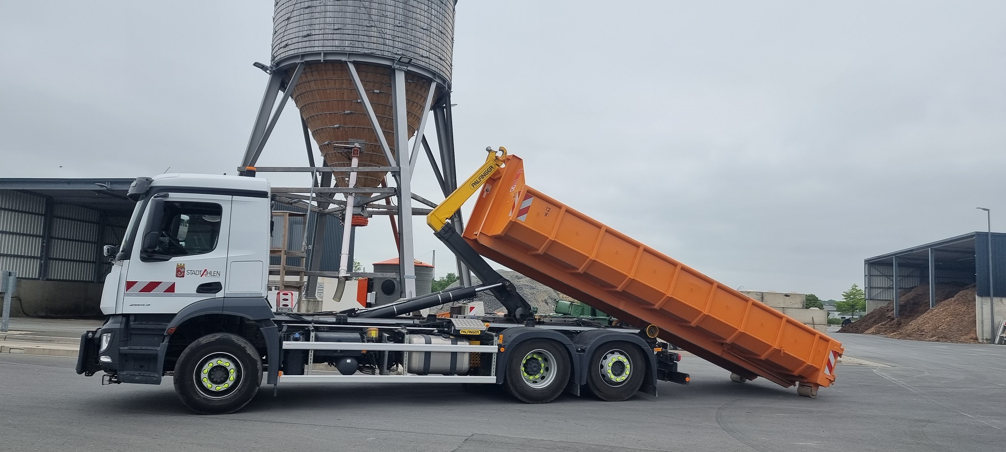 Foto: LKW nimmt Container auf