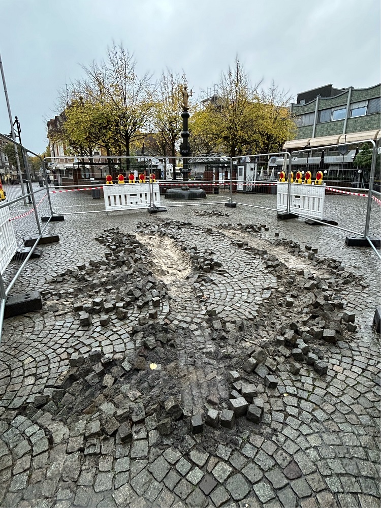 Zerfurcht ist der Marienplatz, nachdem ein 40-Tonnen-Lkw auf ihm wendete.