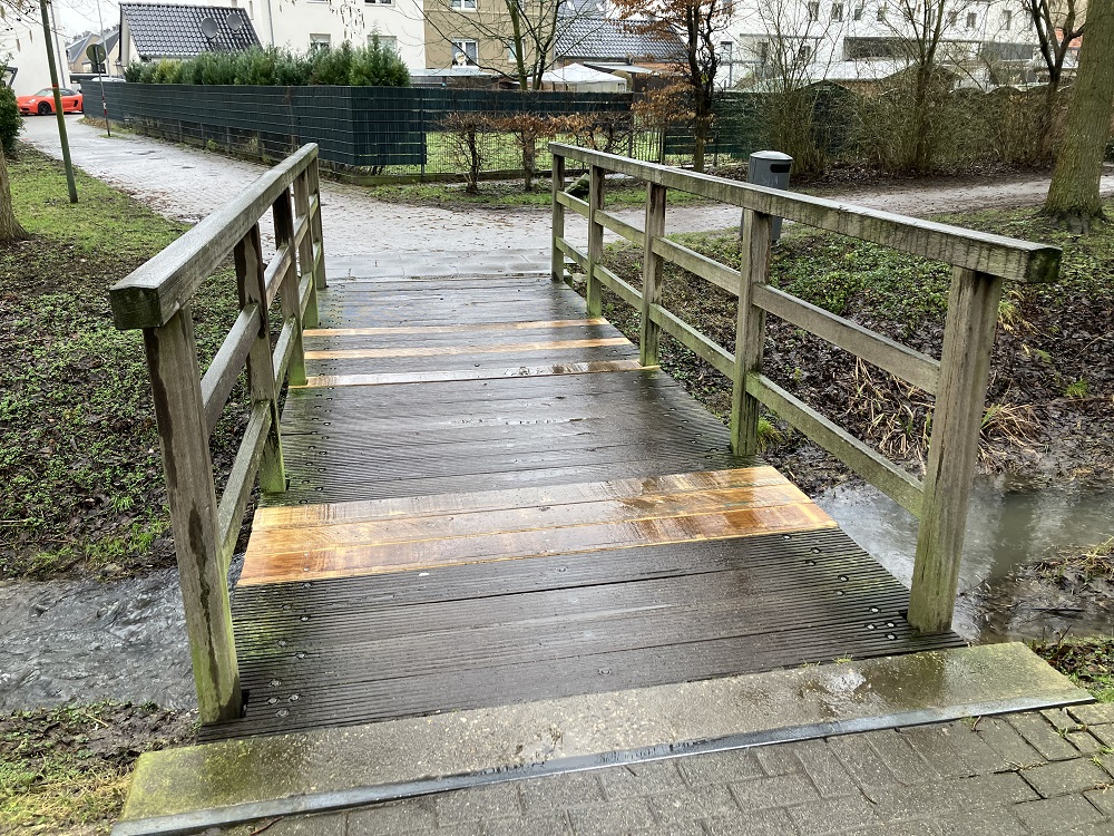 Die Holzbrücke über den Richterbach wird ausgetauscht.