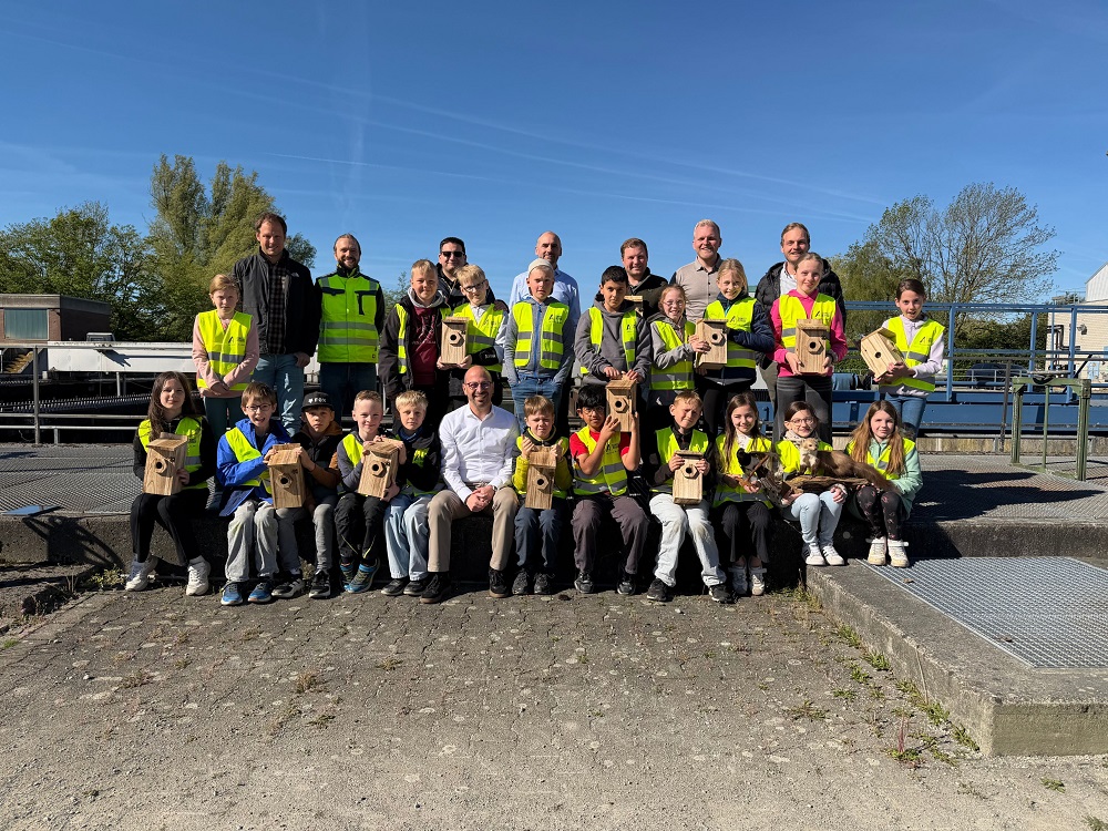 In einer Gemeinschaftsaktion bauten Kinder aus Dolberg Nistkästen auf der Kläranlage.