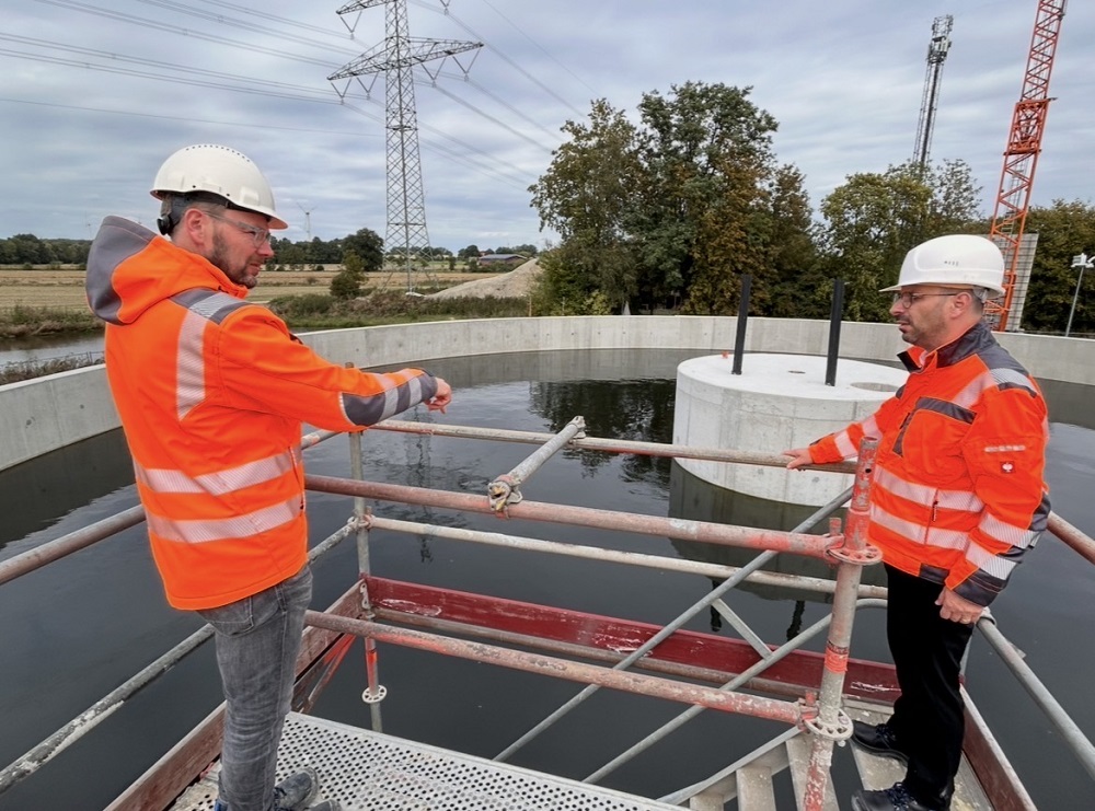 Projektleiter Frank Feldmann erklärt Bürgermeister Matthias Harman die Funktion des neuen Nachklärbeckens.