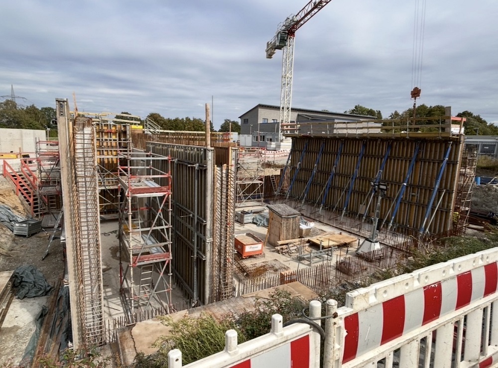 Im Hintergrund die Bestandsgebäude, vorne der neue Betriebsteil.