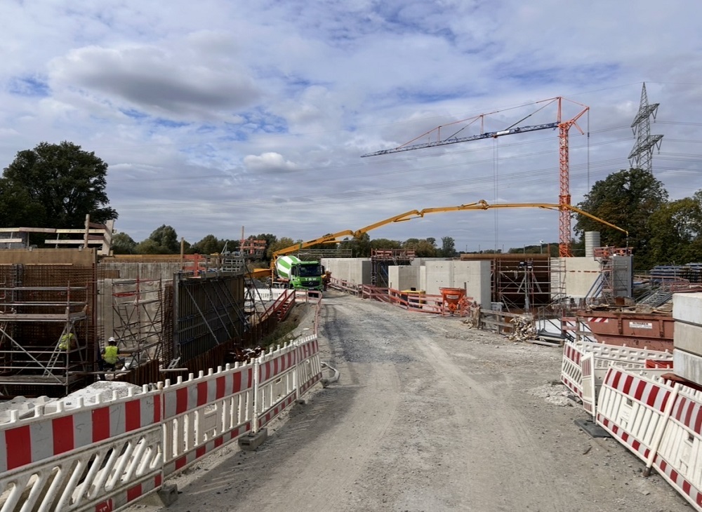 Laufend wird auf der Baustelle Beton angeliefert.