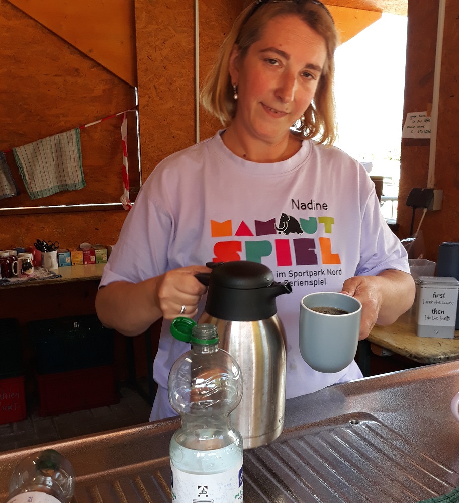 Foto: Nadine mit einer Kanne Kaffee