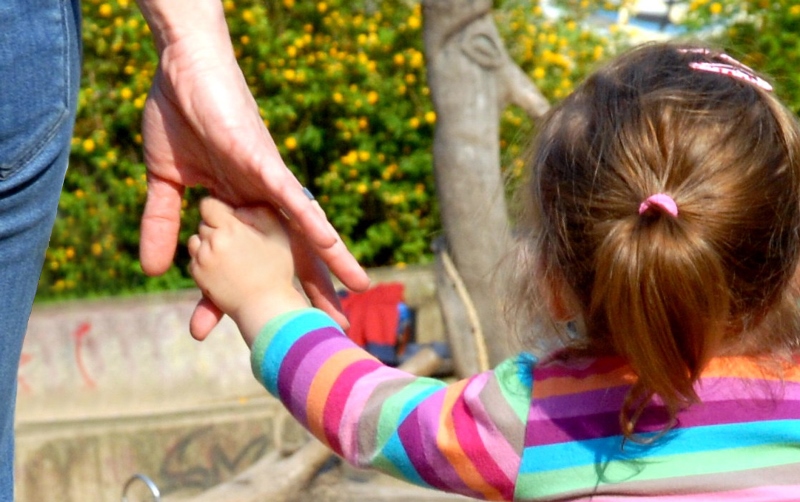 Foto: Mädchen wird an der Hand gehalten