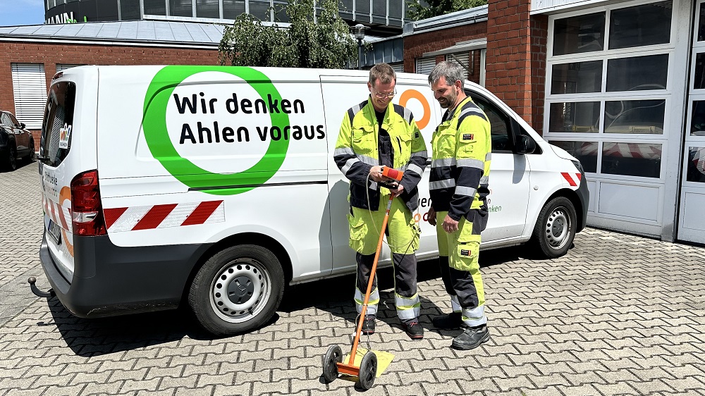 Die Mitarbeiter der Stadtwerke Ahlen, Olaf Tinnermann und Christoph Kleinikel, mit einem Gasspürmessgerät.