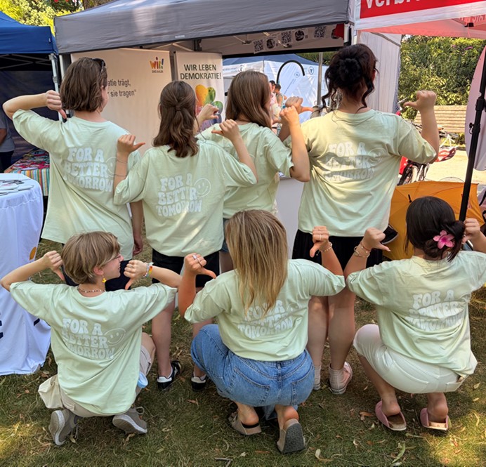 Foto: Gruppenbild, alle mit T-Shirts mit der Aufschrift "For a better tomorrow"