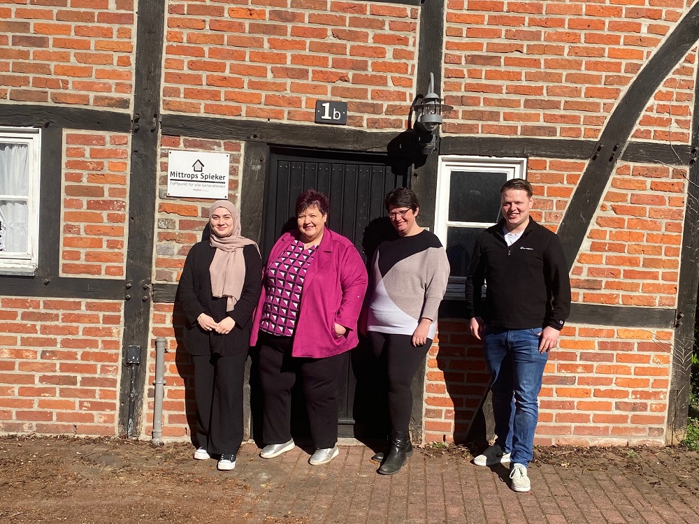 Foto: Das Team der städtischen Leitstelle „Älter werden in Ahlen“ (v.l.) um Betül Kamali-Comcuoglu, Anne Althaus, Sandy Richter und Simon Büscher  lädt zum SINN-Netzwerktreffen am Mittrops Hof ein.