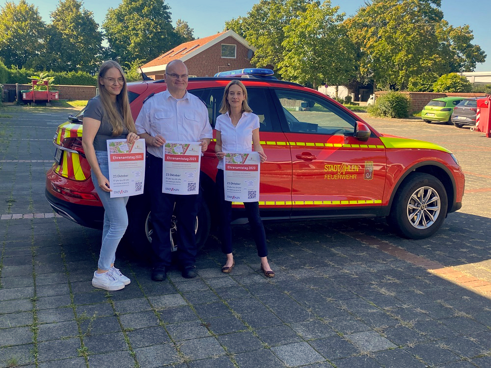 Foto: Stefanie Kosbab, Christoph Faust und Marie-Kristin Martins da Cruz vor einem Feuerwehrfahrzeug