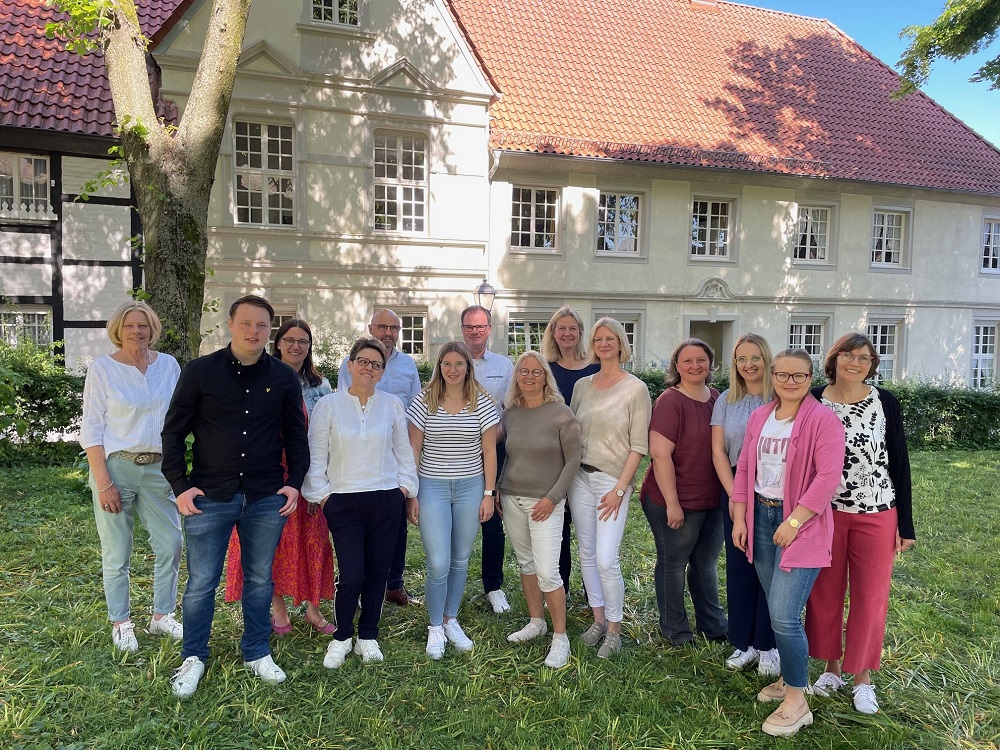 Foto: Gruppe auf einer Wiese