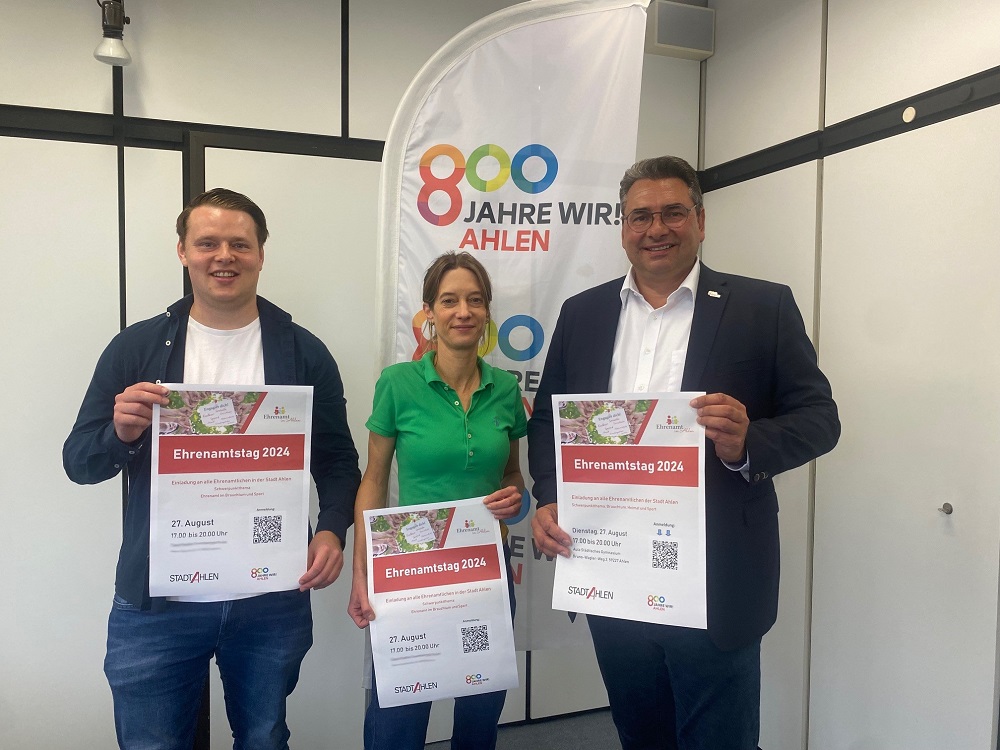 Foto: Simon Büscher, Stephanie Kosbab und Dr. Alexander Berger mit den Plakaten für den Ehrenamtstag