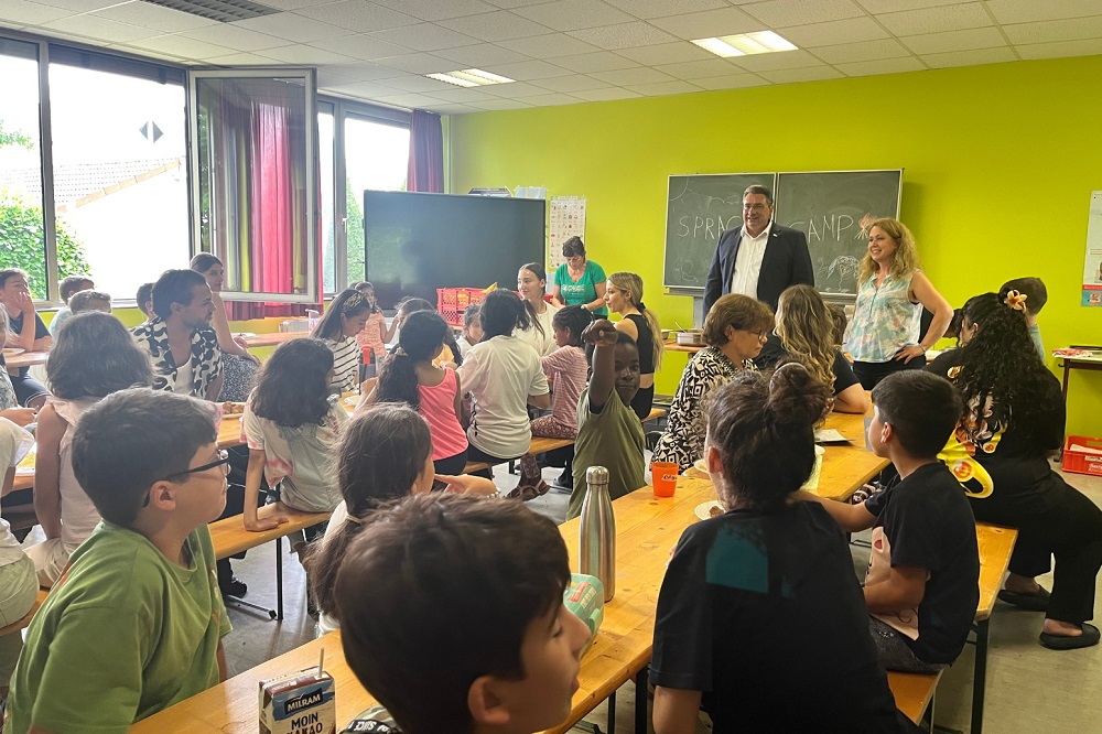Foto: BM vor einer Klasse