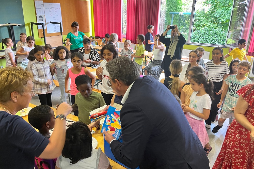 Foto: BM verteilt Eis in der Gruppe