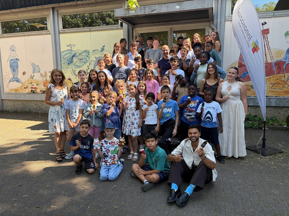 Gruppenfoto mit Eis und stellvertretendem Bürgermeister