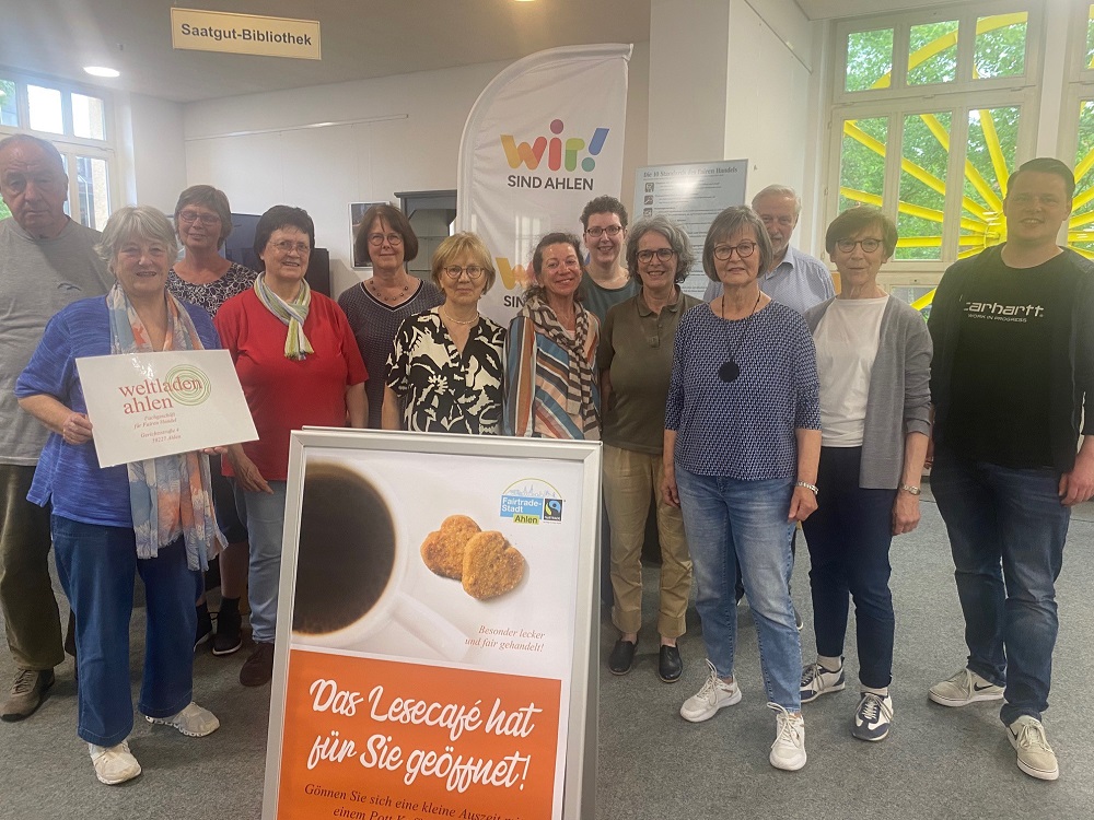 Simon Büscher (r.) berichtete im Gespräch mit dem ehrenamtlichen Team des Weltladens über das SINN-Netzwerk und die Engagementförderung der Stadt Ahlen.