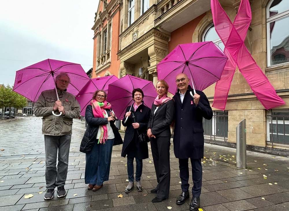 Auch in diesem Oktober warb die Rosa Schleife am Alten Rathaus für die Brustkrebs-Vorsorge.