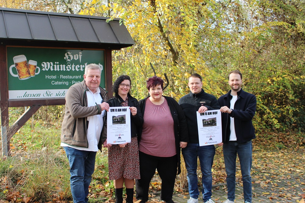 (v.l.) Bernd Overmann, Bianca Bettmann (Hof Münsterland), Anne Althaus, Simon Büscher und Bent Gosda (Gosda Ingenieurbüro) laden am 28. November zu „Um acht am Hof“ ein.
