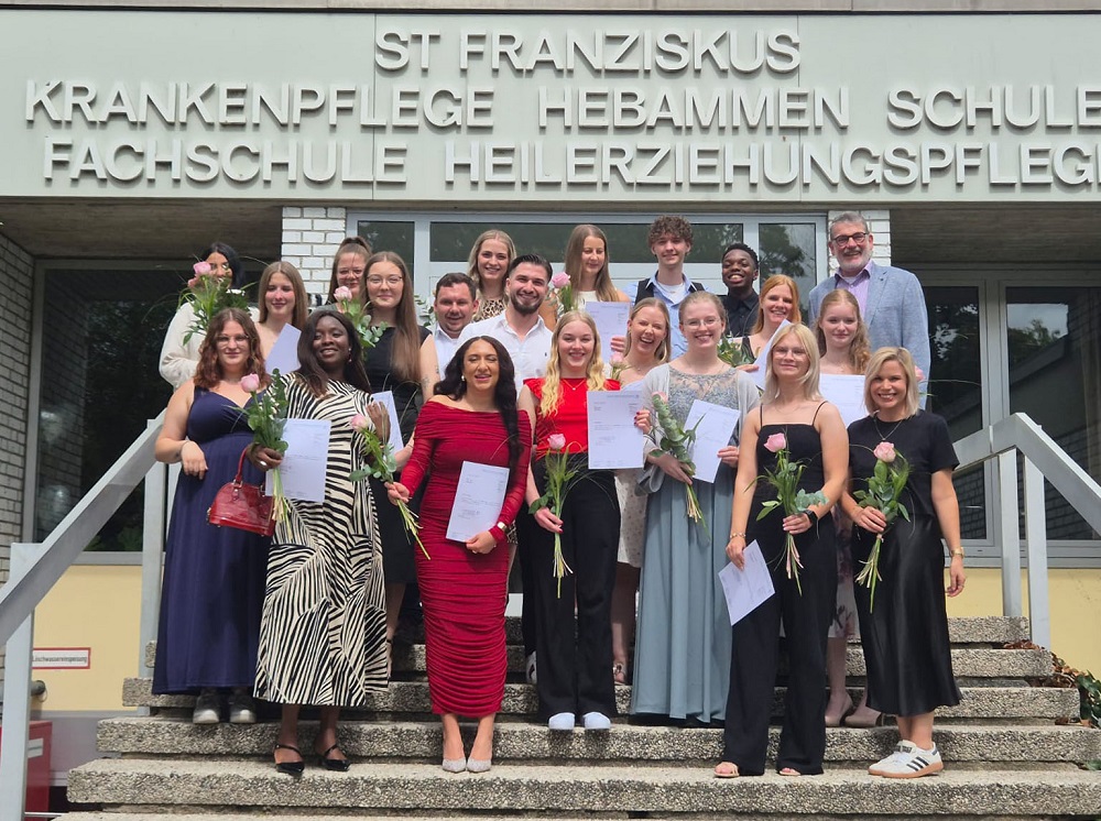 Foto: Gruppenbild vor der Eingangstür des Franziskus-Campus