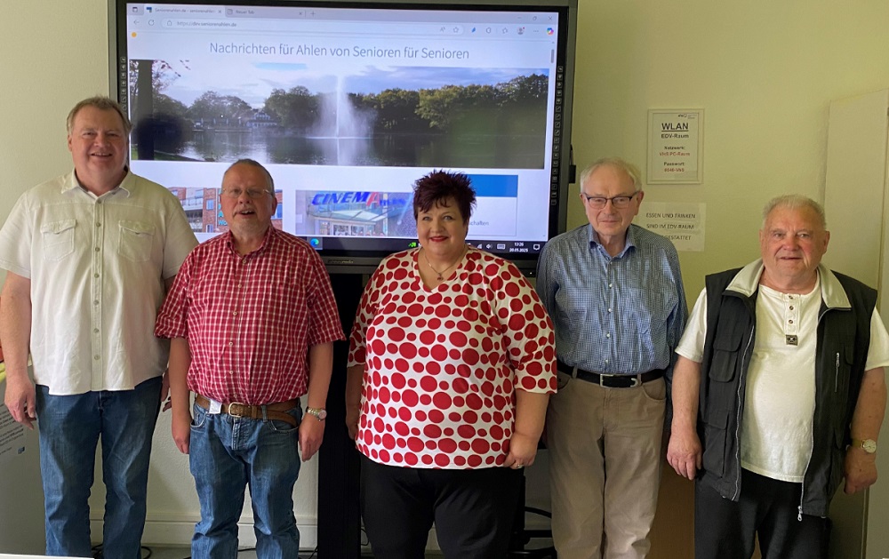 Die Ehrenamtlichen Gerd Mossakowski, Wilfried Kuligowski, Günther Andres und Günter Vandenbrück (v.l.) sowie Anne Althaus von der städtischen Leitstelle Älter werden bilden das Redaktionsteam von seniorenahlen.de