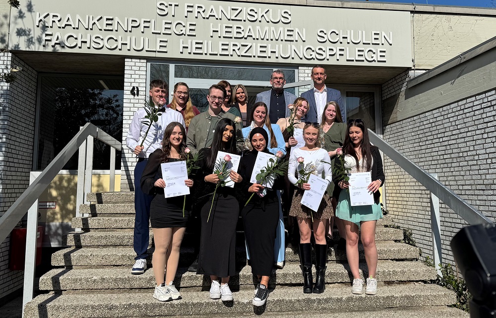 Foto: Gruppe auf der Eingangstreppe vom Franziskus Campus