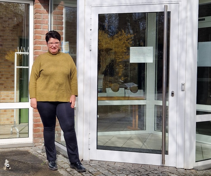 Foto: Sandy Richter vor der Eingangstür des Pfarrheims St. Elisabeth