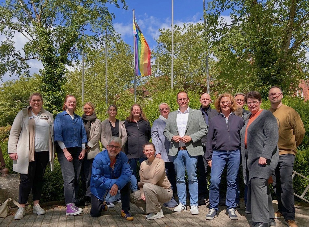 Vor dem Rathaus macht die „Progress-Pride-Flagge“ LSBTIQ*-Leben eine Woche lang sichtbar.