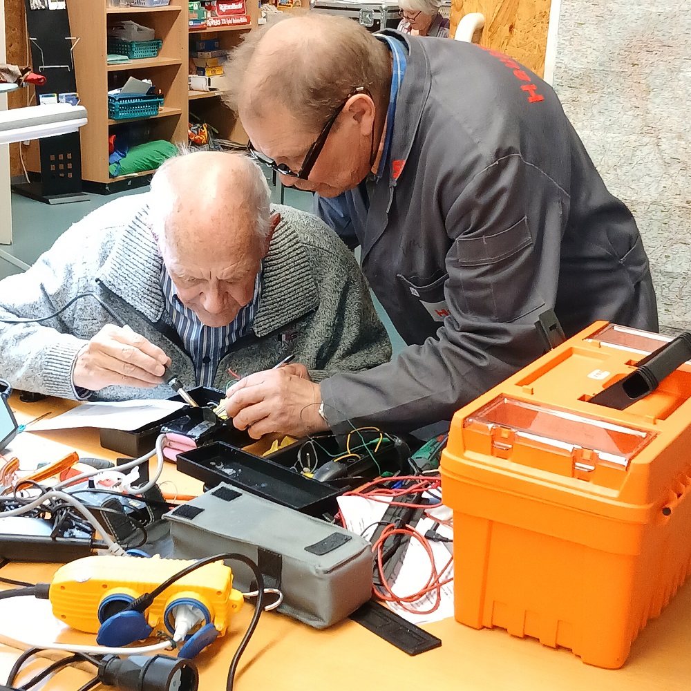 Für technisches Knowhow stehen die ehrenamtlichen Expertinnen und Experten vom Reparatur-Café.