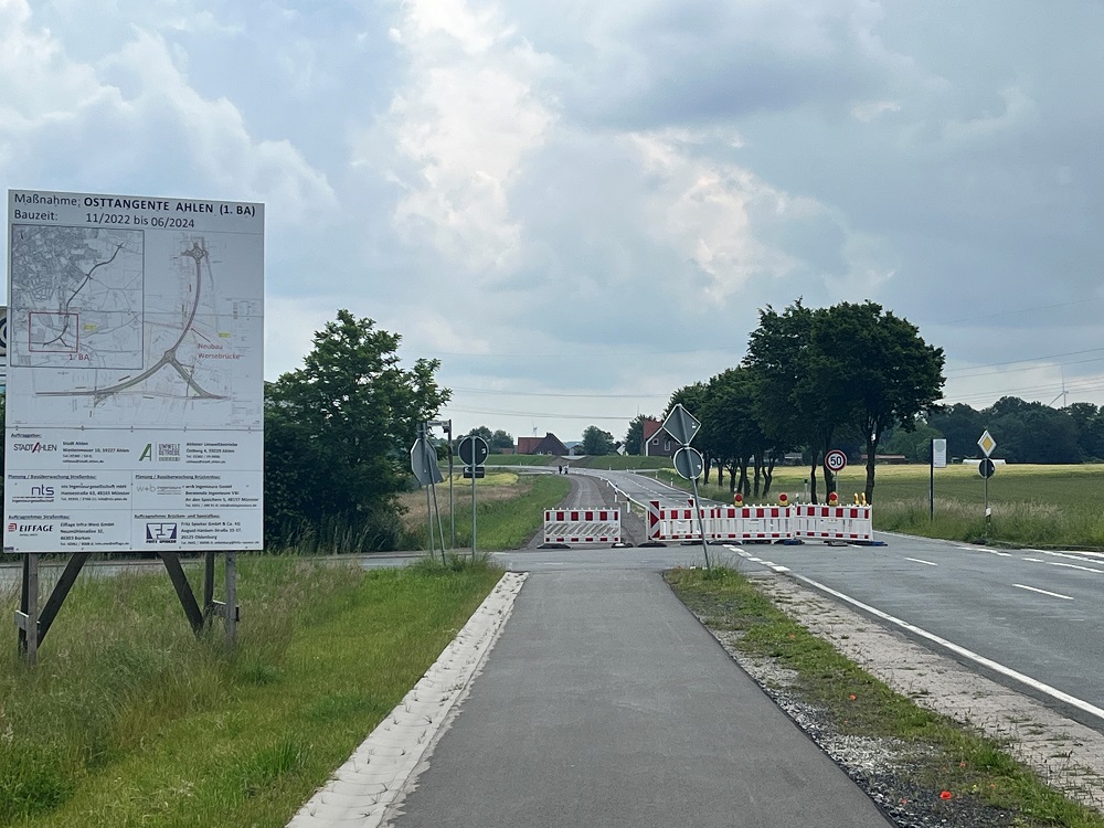 Foto: Blick über die Guissener Straße mit Absperrung