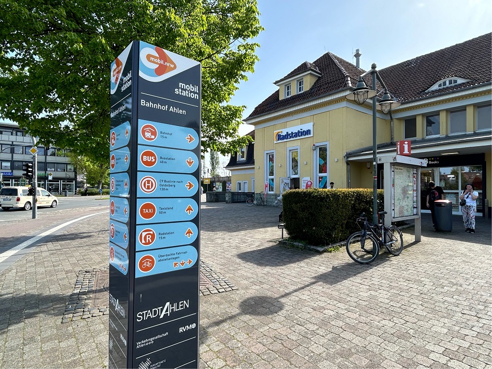 Foto: Blick auf den Ahlener Bahnhof und die Radstation