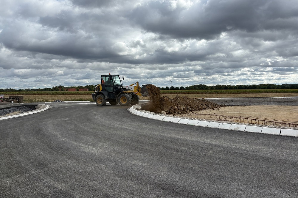 Der neue Kreisverkehr muss noch aufgefüllt werden, damit er später für den Autoverkehr leicht erhöht und sichtbarer ist.