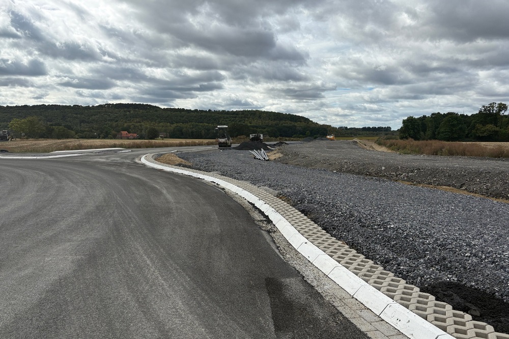 Der Blick Richtung Kreisverkehr an der Zeche: Noch ist diese Straße nicht fertig.