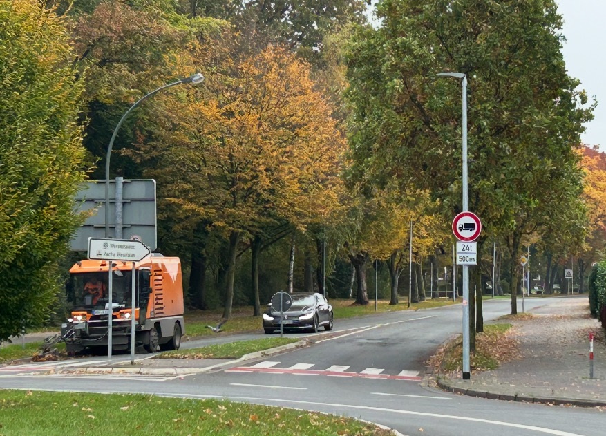 Foto: Verkehrsinsel mit Blick in die August-Kirchner-Straße