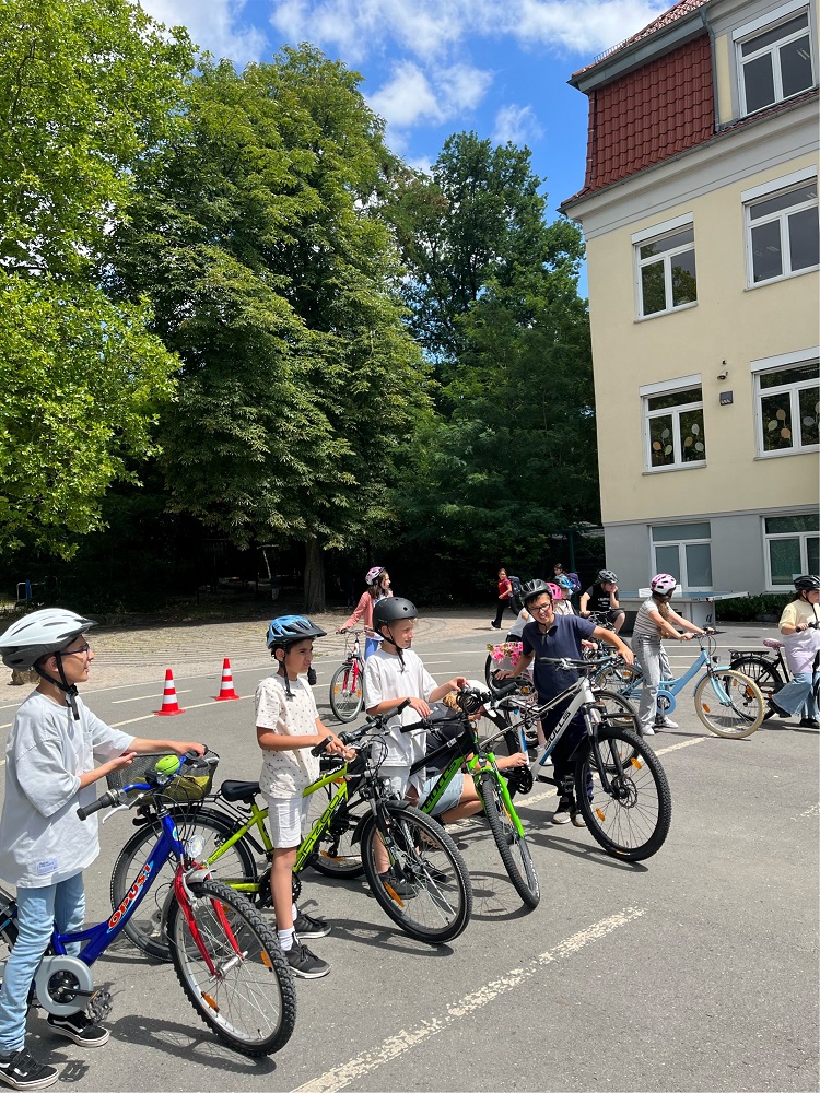 Foto: Kindergruppe mit Fahrrädern