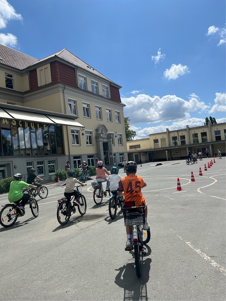 Foto: Kindergruppe mit Fahrrädern