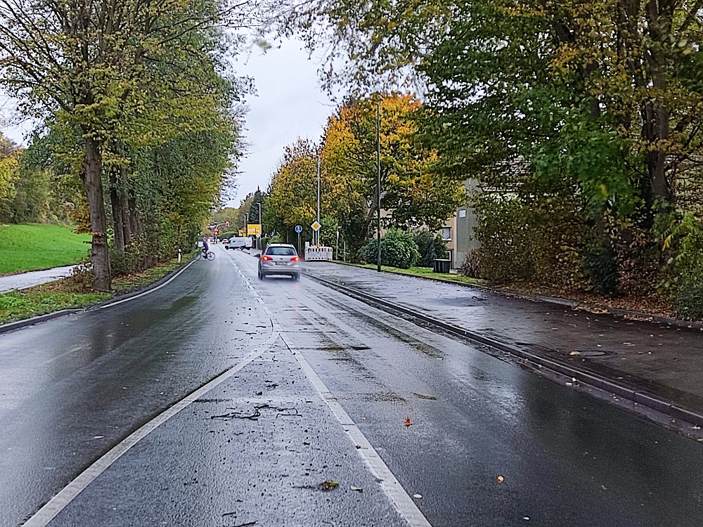 Um die Sanierungsmaßnahmen durchführen zu können, wird die Straße "Im Hövenerort" als Wanderbaustelle mit Ampelregelung halbseitig gesperrt.
