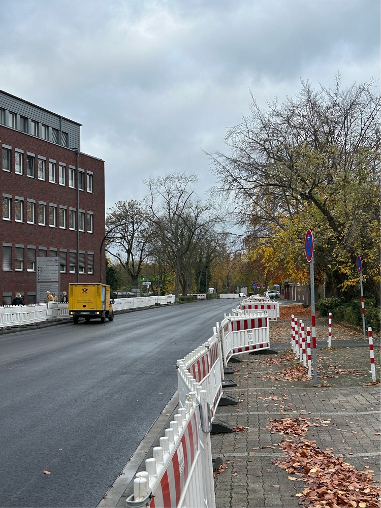 Noch ein wenig gedulden müssen sich Autofahrer, bis das Parken auf der Parkstraße wieder möglich ist.