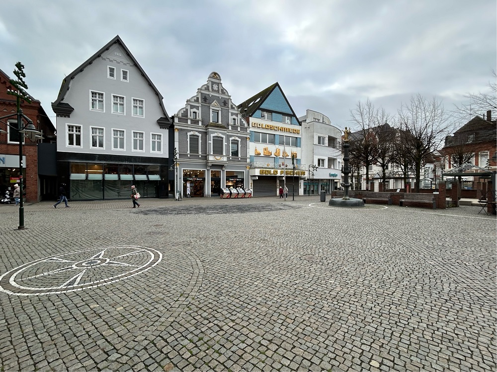 Im Bereich des sanierten Marienplatzes findet der Wochenmarkt zum Jahresende statt.