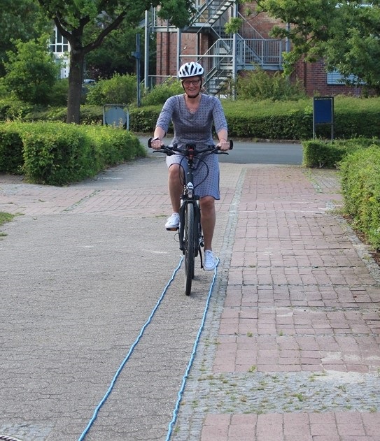 Foto: Frau mit Helm auf einem Fahrrad