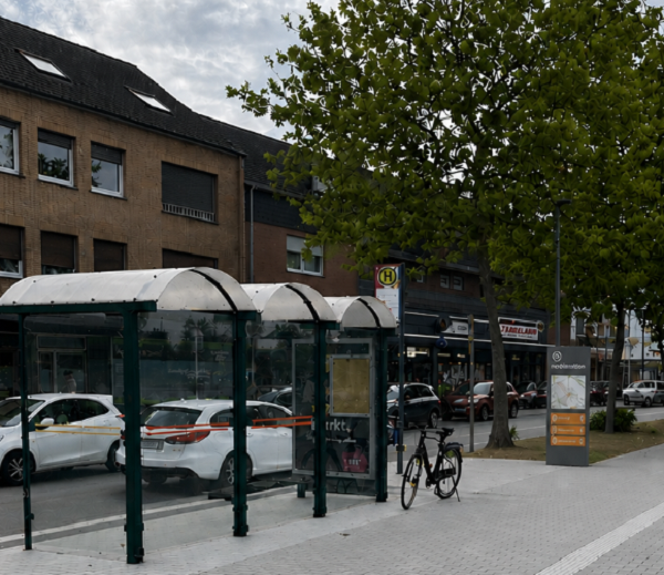 Foto: Infostele und Bedachungen am Rosenbaum-Platz