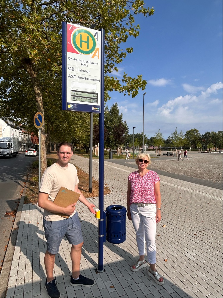 Foto: Henning Kellermann und Klaudia Froede an einem Bushaltestellen-Schild