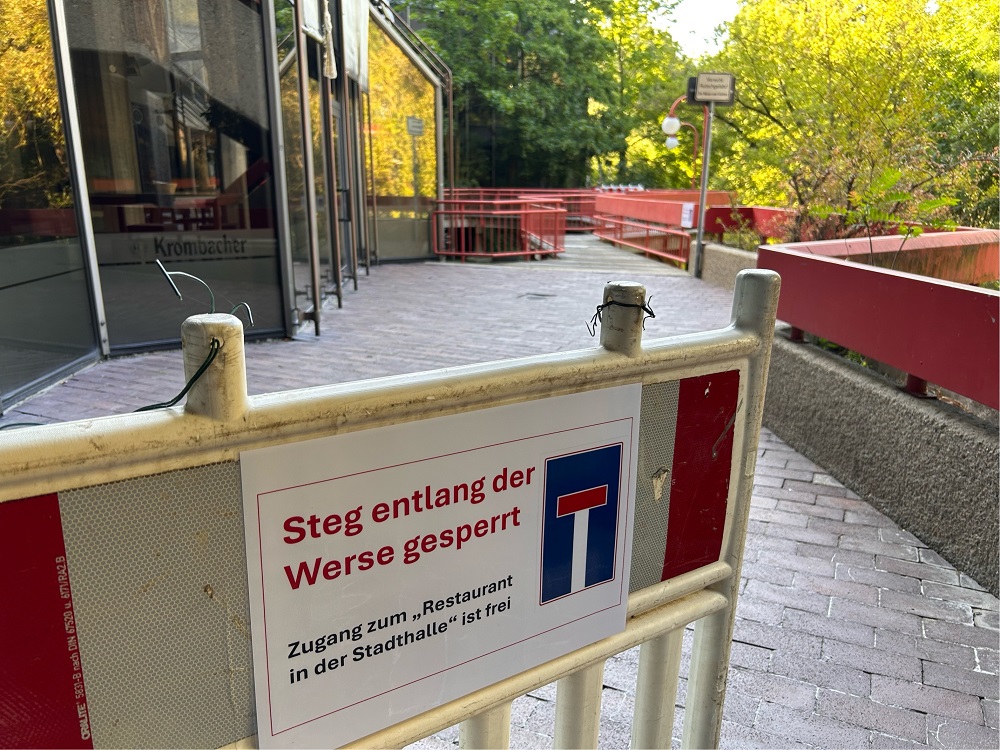 Foto: Verbindungssteg an der Werse mit einer Absperrbake